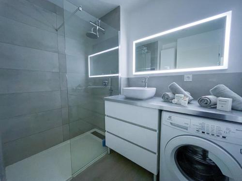 La salle de bains est pourvue d'un lave-linge et d'une douche. dans l'établissement Sporting House, à Toulouse
