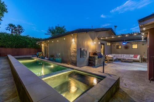 Bazén v ubytování Movie Colony Escape by ACME House Company nebo v jeho okolí