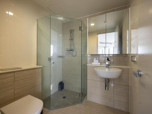 Koupelna v ubytování Stunning 2BR City Lights View Near Parks and Riverside