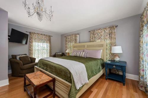 un dormitorio con una cama y un sofá en Large Heated Pool Family - 3500 sqft - Sleeps 17, en Bradenton