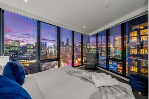 a bedroom with a view of a city skyline at Exclusive Stays - Vue Grande in Melbourne