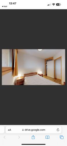 une photo d'une chambre avec un lit et une fenêtre dans l'établissement Chamrousse 1750 Aux pied des pistes, Super vue, à Chamrousse