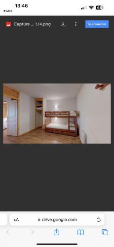 - deux photos d'une chambre avec un lit et une cuisine dans l'établissement Chamrousse 1750 Aux pied des pistes, Super vue, à Chamrousse