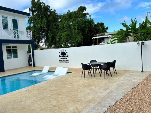 Πισίνα στο ή κοντά στο Beachtown Luxury Villas Apt 103