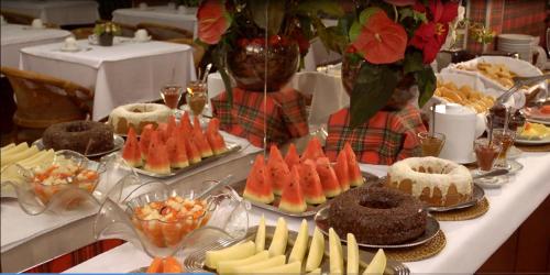 ロンドリーナにあるCrillon Palace Hotelのさまざまな種類の食べ物が並んだテーブル