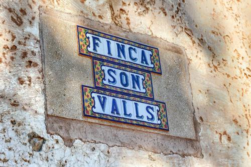 a sign on the side of a stone wall at Agroturismo Finca Son Valls - Adults Only in Felanitx