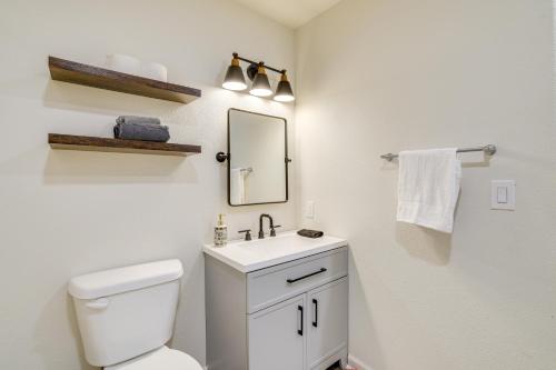Ένα μπάνιο στο Lakefront Retreat with Game Room in Bella Vista!