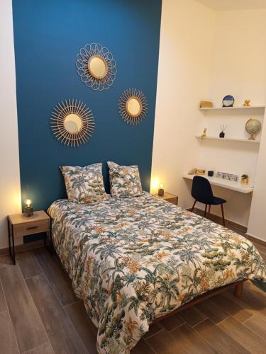 une chambre avec un lit et deux miroirs au mur dans l'établissement Appartement théâtre antique, à Orange