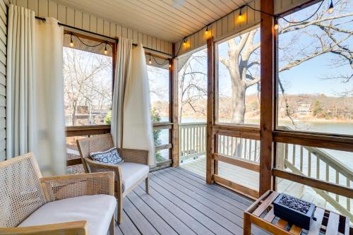 Μπαλκόνι ή βεράντα στο Lakefront Retreat with Game Room in Bella Vista!