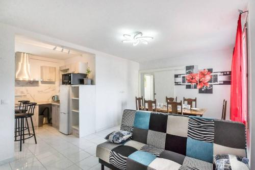 Kuchyň nebo kuchyňský kout v ubytování T3 Lumineux, 5pers, 2 chambres, wifi et parking