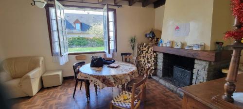 un salon avec une table et une cheminée dans l'établissement Vue époustouflante, à Azet