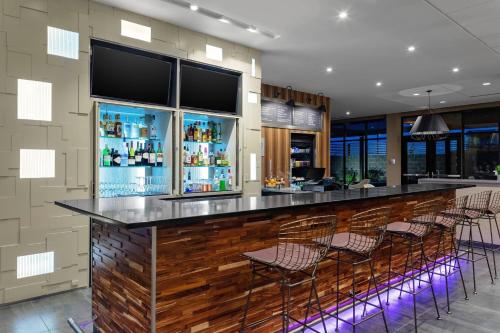 a bar in a restaurant with stools at Courtyard Pasco Tri-Cities Airport in Pasco