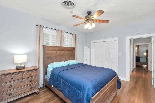 a bedroom with a bed and a ceiling fan at Walk to Museums Apartment - Near Med Center DT Rice & UH in Houston