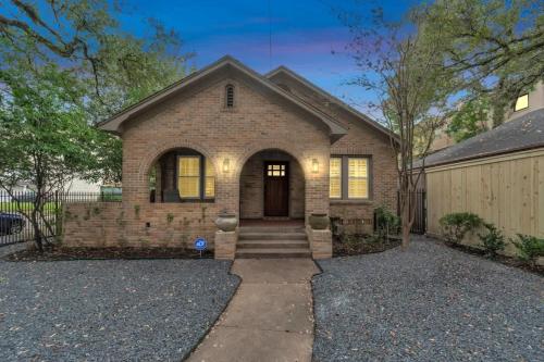a home with a brick house with a driveway at Walk to Museums Apartment - Near Med Center DT Rice & UH in Houston