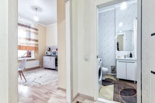 ein weißes Badezimmer mit Toilette und Waschbecken in der Unterkunft Уютная квартира на левом берегу in Astana