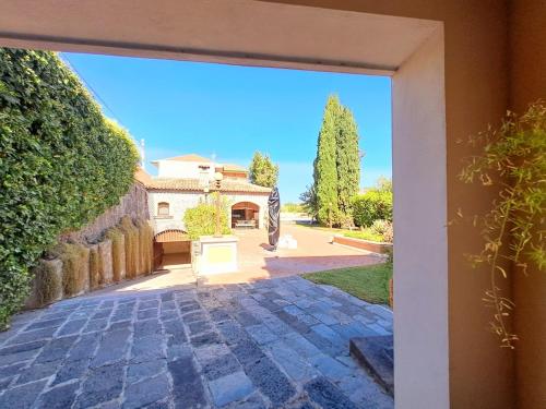 an open door to a courtyard with a building at Dimora Migliori in Viagrande