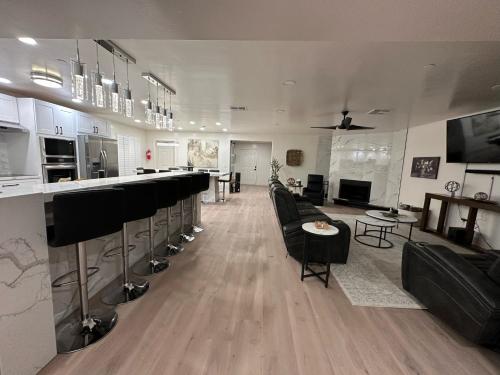 Kuchyň nebo kuchyňský kout v ubytování Luxury Resort•POOL/SPA/Golf/Grill/Games/Sleep 40+