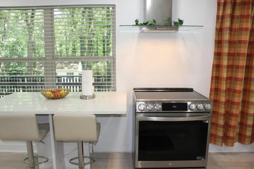 Una cocina o cocineta en Southern Elegance Gateway