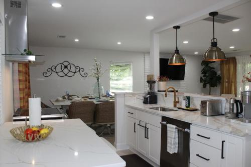 Una cocina o cocineta en Southern Elegance Gateway