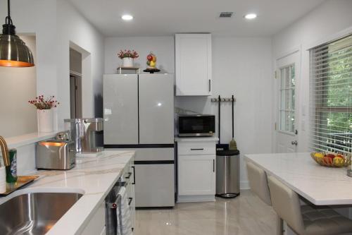 Una cocina o cocineta en Southern Elegance Gateway