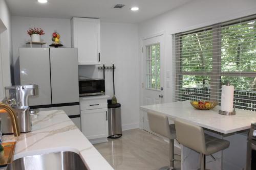 Una cocina o cocineta en Southern Elegance Gateway