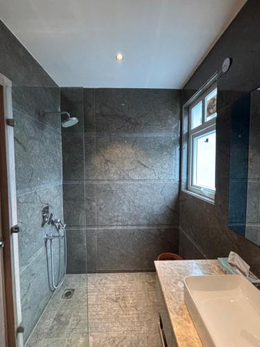 Ένα μπάνιο στο Housr Sector 43 Gurgaon Near Global Foyer Mall
