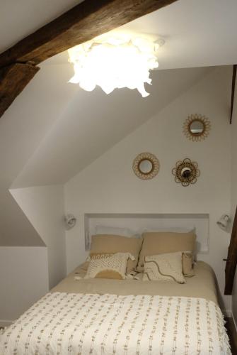 une chambre avec un lit avec un lustre au-dessus dans l'établissement La Citadelle Endormie à Ombrée d'Anjou, à Pouancé