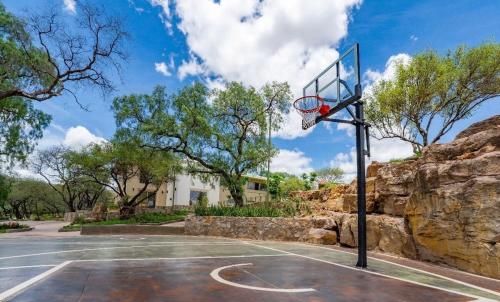 a basketball court with a basketball hoop at Residencia en León en Privada in Echeveste