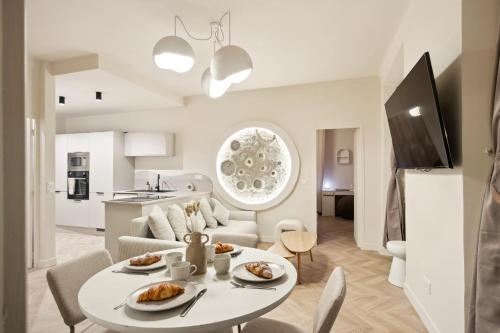 un salon blanc avec une table et un canapé dans l'établissement Cosy moon for 4 or 6 people quartier du Port, à Nice