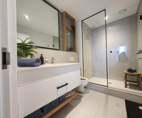 Koupelna v ubytování 308 Bridgewater One - Two Bedroom Apartment with Park Views