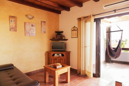 a living room with a couch and a tv at Placer de Meca in Zahora