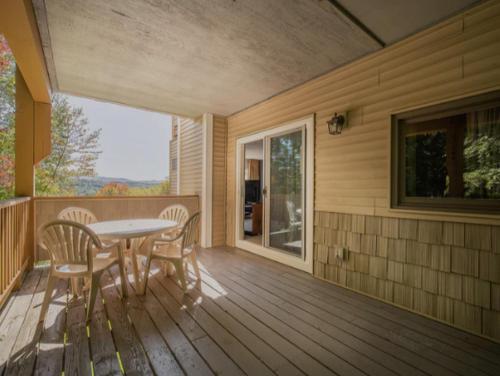 Ein Balkon oder eine Terrasse in der Unterkunft Sun & Ski Inn and Suites