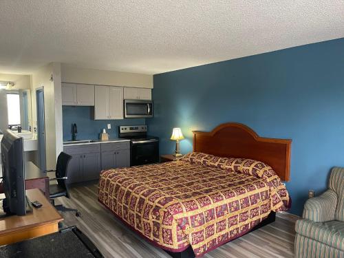 a hotel room with a bed and a kitchen at Brookwood Inn in Charlotte