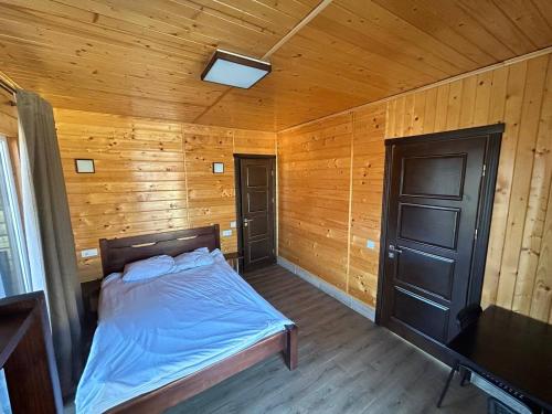 Una cama o camas en una habitación de Гірка