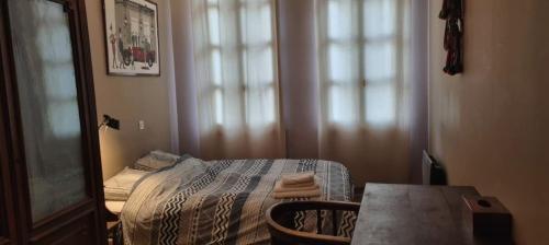 une petite chambre avec un lit et une table dans l'établissement Appartement centre ville Hôtel Particulier, à Carpentras