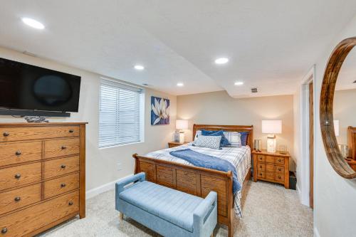 Postel nebo postele na pokoji v ubytování 20 Mi to Pittsburgh Natrona Heights Apt