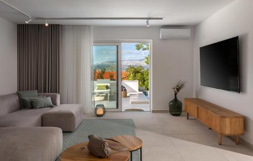 Televisyen dan/atau pusat hiburan di Stunning Home In Splitska