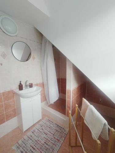 a bathroom with a sink and a bath tub at Drevenica u Holtana in Oščadnica