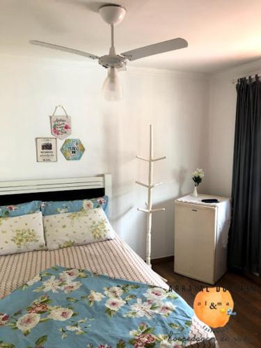 a bedroom with a bed and a ceiling fan at Suítes Sol e Mar - Arraial do Cabo na Praia dos Anjos in Arraial do Cabo