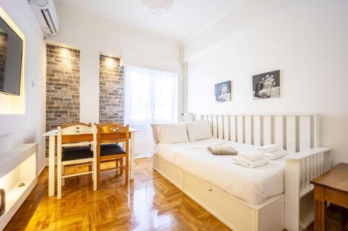 Acropolis Delux 1st FLR Aprt up 4 guests by LODGESPOT