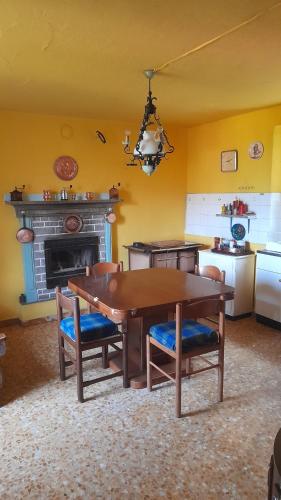 a dining room with a table and a kitchen at Cadlaelsa in Beura