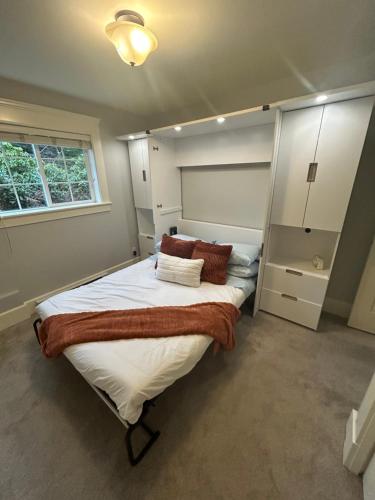 Ένα ή περισσότερα κρεβάτια σε δωμάτιο στο Garden Suite in Colwood
