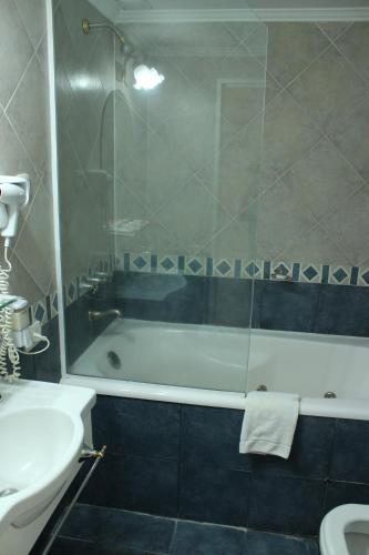 Bilik mandi di Hotel Arenas