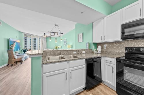 Stunning Sunsets 7TH FL King Suite 2BR 2BA Pools Beach Balcony Sleeps 5廚房或簡易廚房