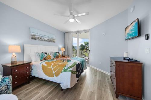 Un dormitorio con una cama y una cómoda y una ventana. en Palms Resort 2 BR King Suite Poolside Shuttle, en Destin