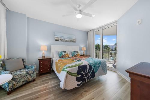un dormitorio con una cama y una silla en Palms Resort 2 BR King Suite Poolside Shuttle, en Destin