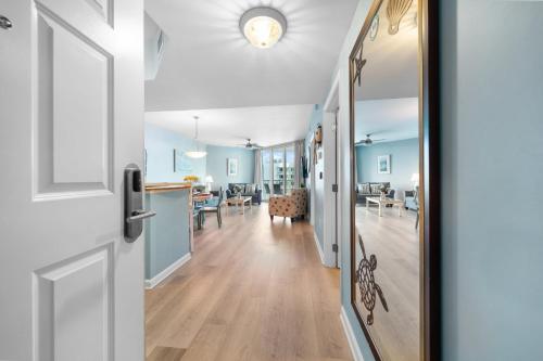 una puerta que conduce a una sala de estar y un comedor en Stunning Resort 11th Fl Pool & Gulf View King Suite Across From Beach, en Destin