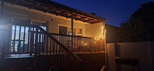 ケープタウンにある35 Amanda - Durbanvilleのバルコニー付きの家(正面に階段あり)