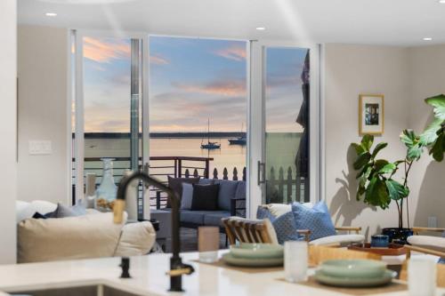 Χώρος καθιστικού στο Experience the Pinnacle of Coastal Living at Harbour House