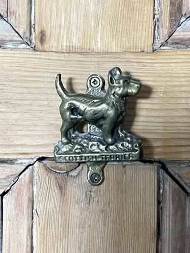 a bronze door knob of a dog on a wooden door at Llanfair Hall, Dog Friendly, Cinema, Games Room, Hot Tub in Llanfairpwllgwyngyll